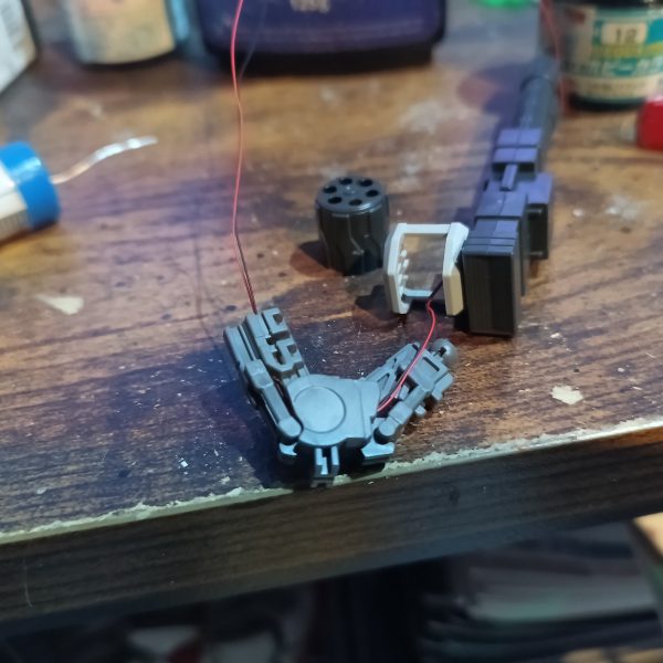 ガンターレットは6個入れるのが面倒になったので砲弾タイプ1灯で誤魔化す事に😅💦💦2連ビームキャノンは肩まで配線済‼️👍（7枚目）