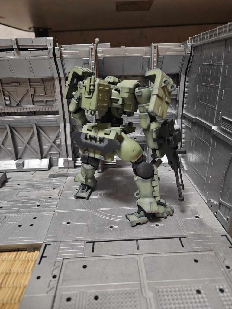 背部は今は誰もやらないであろう90年代のハンダ線でディテールアップアンテナは真鍮線