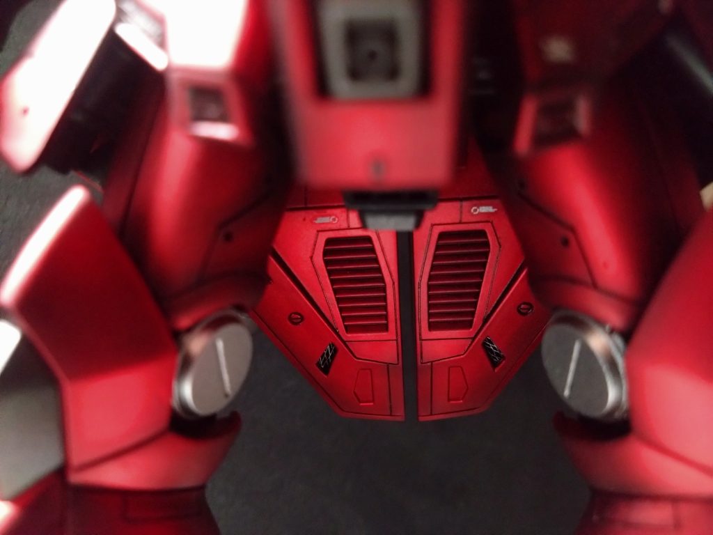 スカート裏ちょっと見づらいですが肉抜きをした部分に百均で買ってきた排水溝ネットを貼り付けスターブライトシルバーで塗装してみました