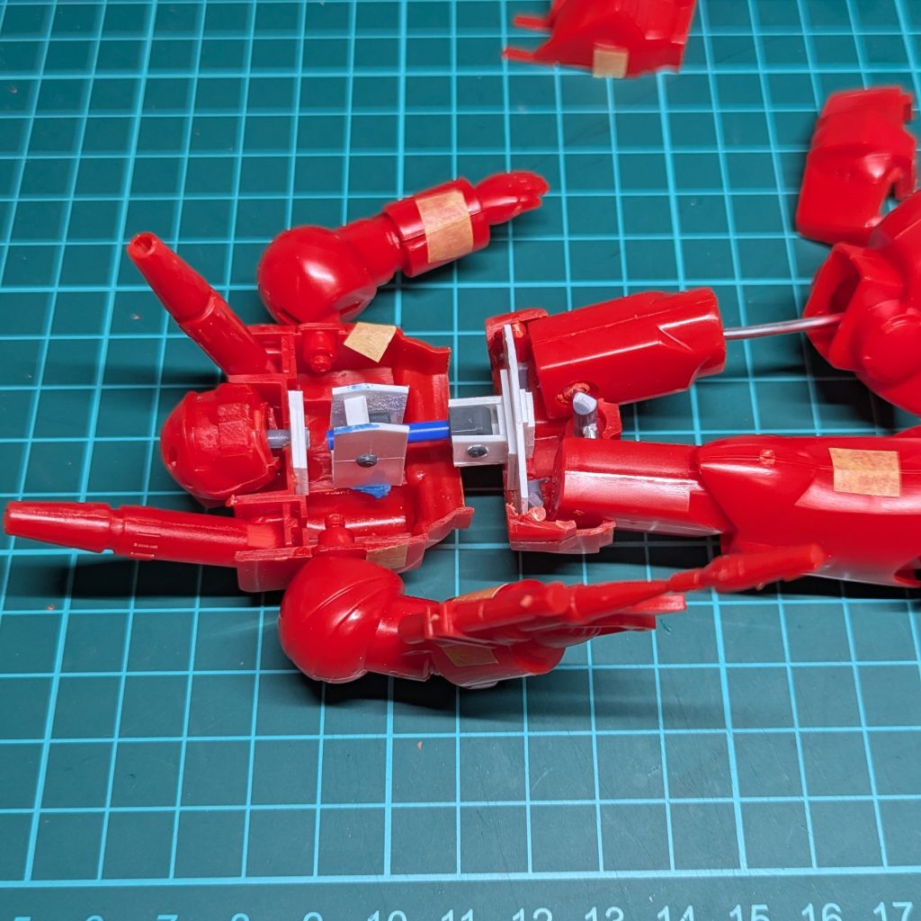 胴体は切断してポリキャップを仕込みました。頭部はポリキャップを仕込んで上下可動式に。脚はアルミ線で。 