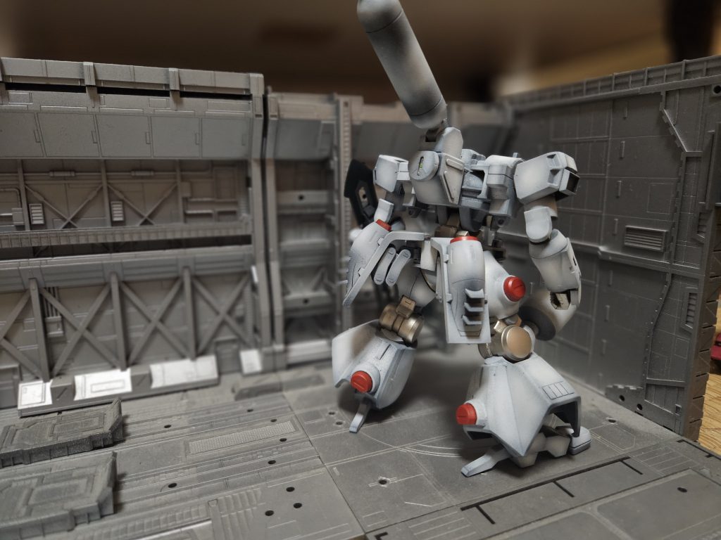 タオツーと違いタンクが機体上方にあり、後方カメラはバックパックに設置されているまた増設の推進装置は腰部に設けられ可動時に両腕の機能を妨げない構造になっている