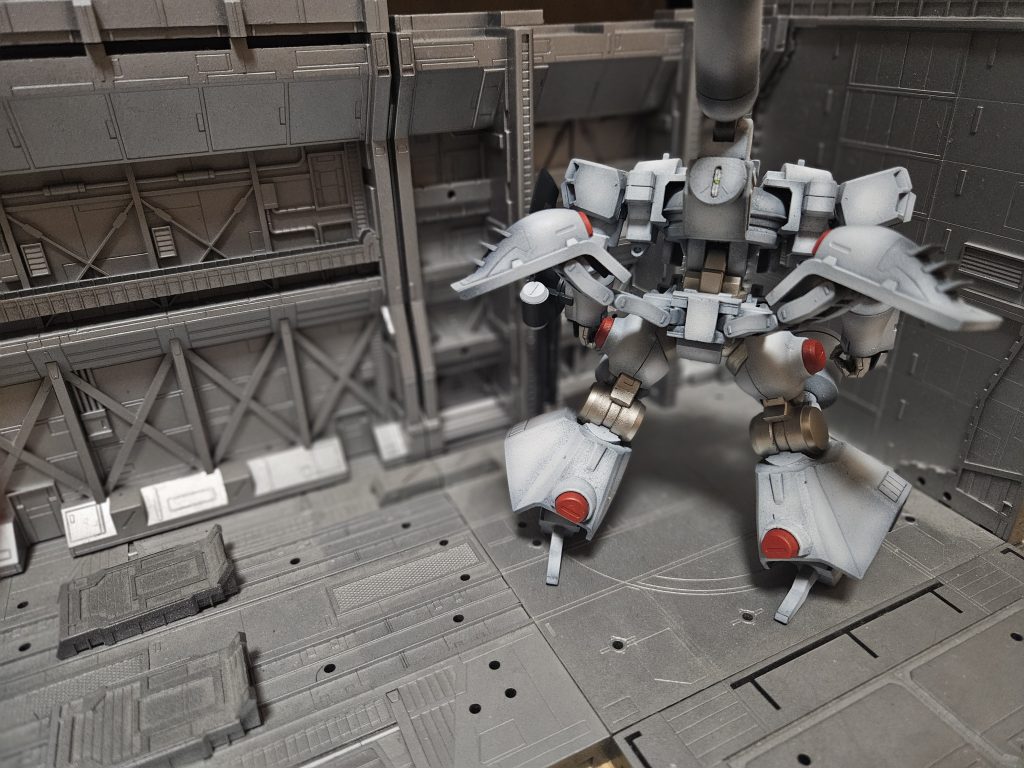 腰部推進装置は展開しアームを延ばすことでモーメントの腕を利用し最低限の推力で機体姿勢を制御するまたフレキシブルに可動することで瞬時に任意の方向に推力を向けられる他、アンバックとしても機能する