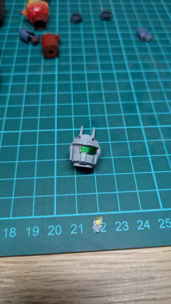 バイザーは先にクリアーグリーンを吹いてマスキング。