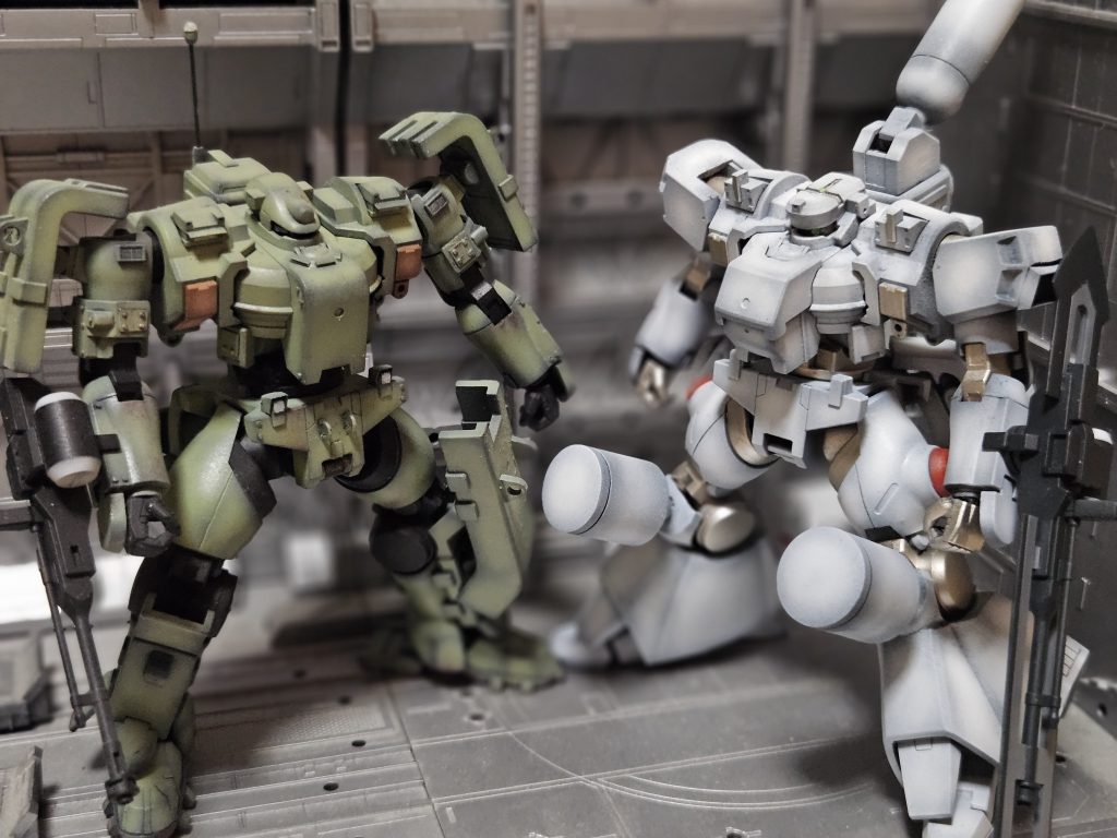 両膝にもタンクを増設していて防御力、各領域においての活動時間を通常のティエレンより向上させているバイシュエは機体色に合わせて「白雪」を意味している