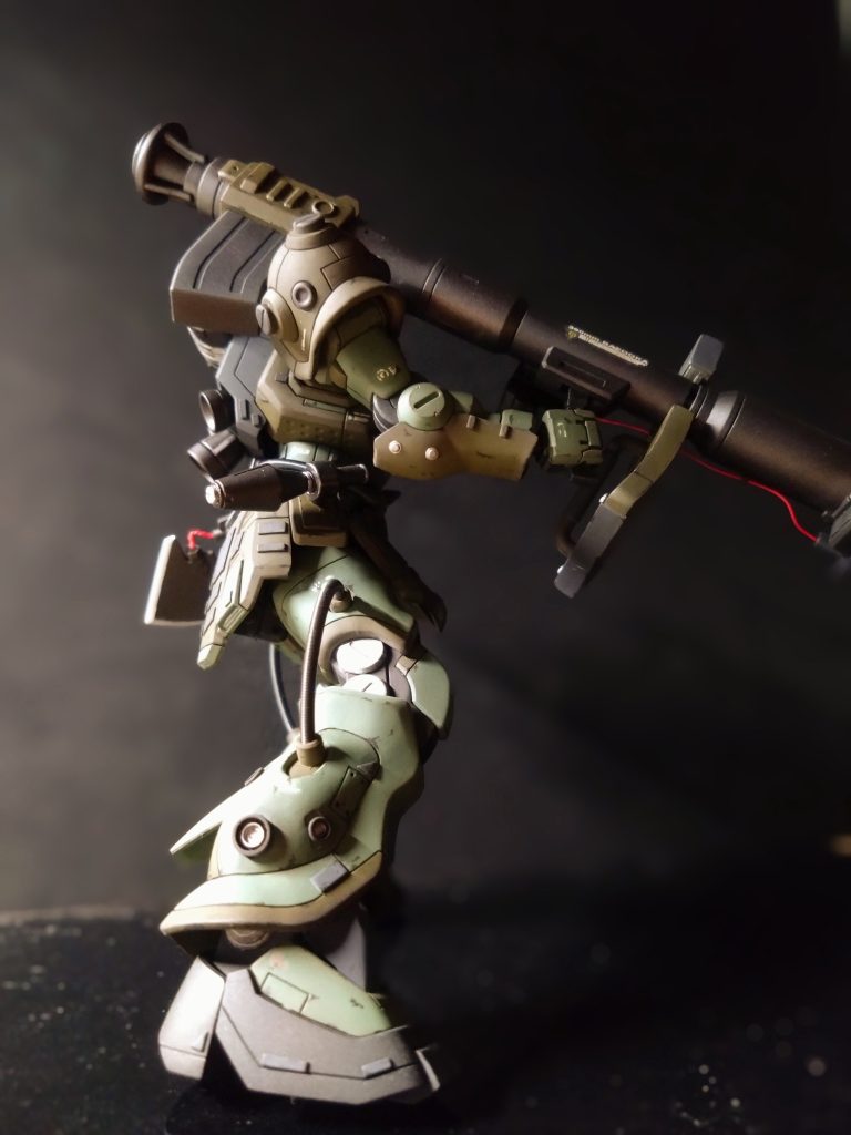 右側面足と腰と頭の動力パイプは精密スプリングにメタルパーツを通そうと計画していましたが精密スプリングだけでも良い感じに見えたので精密スプリングのみになりました。腰にはジャンクパーツで自作したハンドグレネードを1つ装備させています。