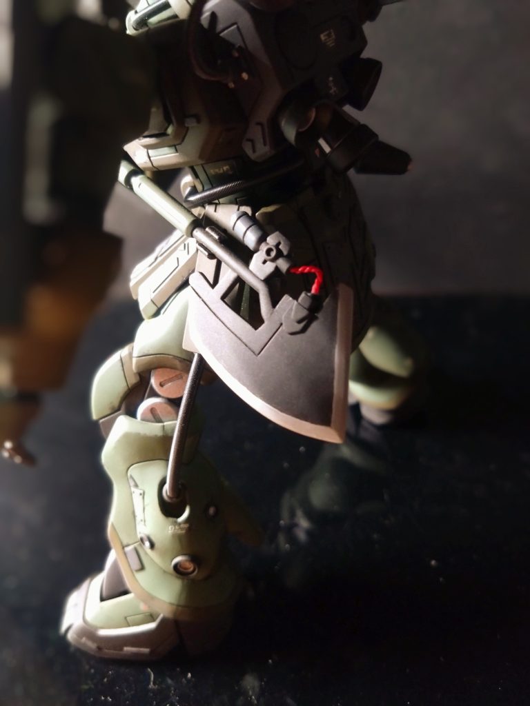 左手側面付属のヒートホークの柄だけを切り取り使用し刀身はプラ板によるスクラッチで大型化させました。