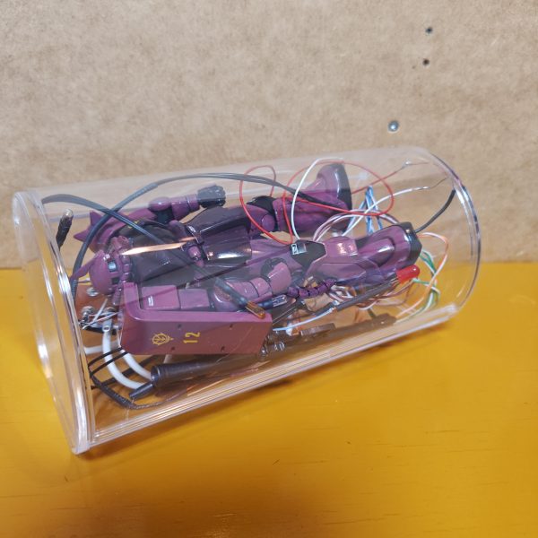1:144シャア専用ザクのジオラマ作成中です。まずは機体から完成させました。モノアイをＬＥＤ化し、ジオラマ用の電飾を構成しました。（3枚目）