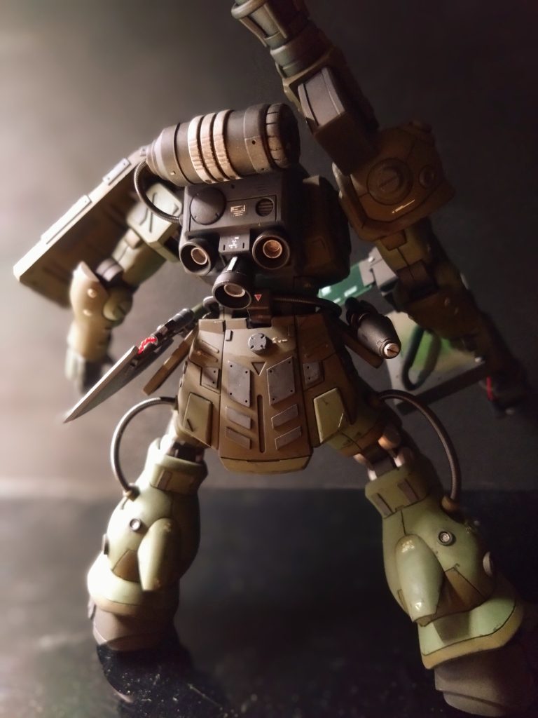 背面バックパックにはサブタンクを取り付け精密スプリングで繋ぎエネルギーラインを表現してみました。