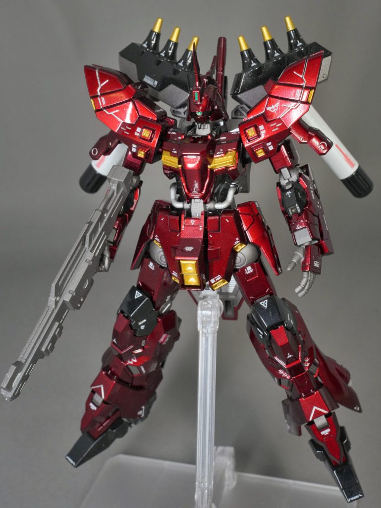 じゃあ何故こんなプレバン限定のマイナーキットに辿り着いたかと言うと、このキットのベースとなった2018年発売『HG ムーンガンダム』の出来が大変良いという話を聞いたから。なになに・・・「ムーンガンダムとはネオ・ジオンが開発したサザビーのプロトタイプ、バルギルにガンダムヘッドを換装したもの」。(違いは頭部と背面ファンネルコンテナのみ)ほえ〜〜〜(スゴイ設定!)