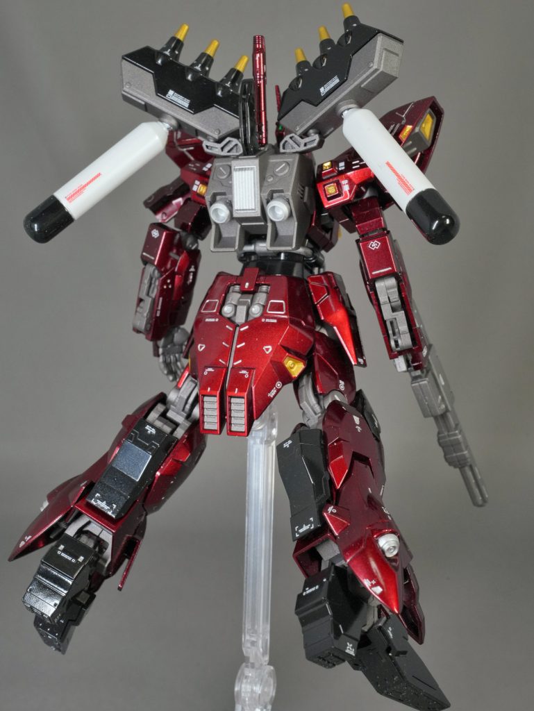 デザインは確かにサザビーの系譜を感じるし、ベースは評判の良いHGムーンガンダム。何より知名度がないせいか、駿河屋の中古品でもほぼ定価で売っていたので(実はムーンガンダムより安い)、買ってみた次第です。