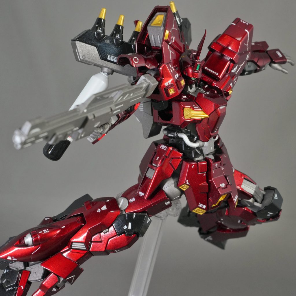 制作テーマはサザビーを連想させる赤!それも拘り尽くした「理想の紅」。ちなみに私にとっての理想の紅とはマツダのソウルレッドなんですよ。それにはやはりキャンディ塗装・・・なのですが、前に何かの記事で読んだんです。マツダのソウルレッドは下地に光を吸収する成分を使ってるので、陰影がより際立つのだと。