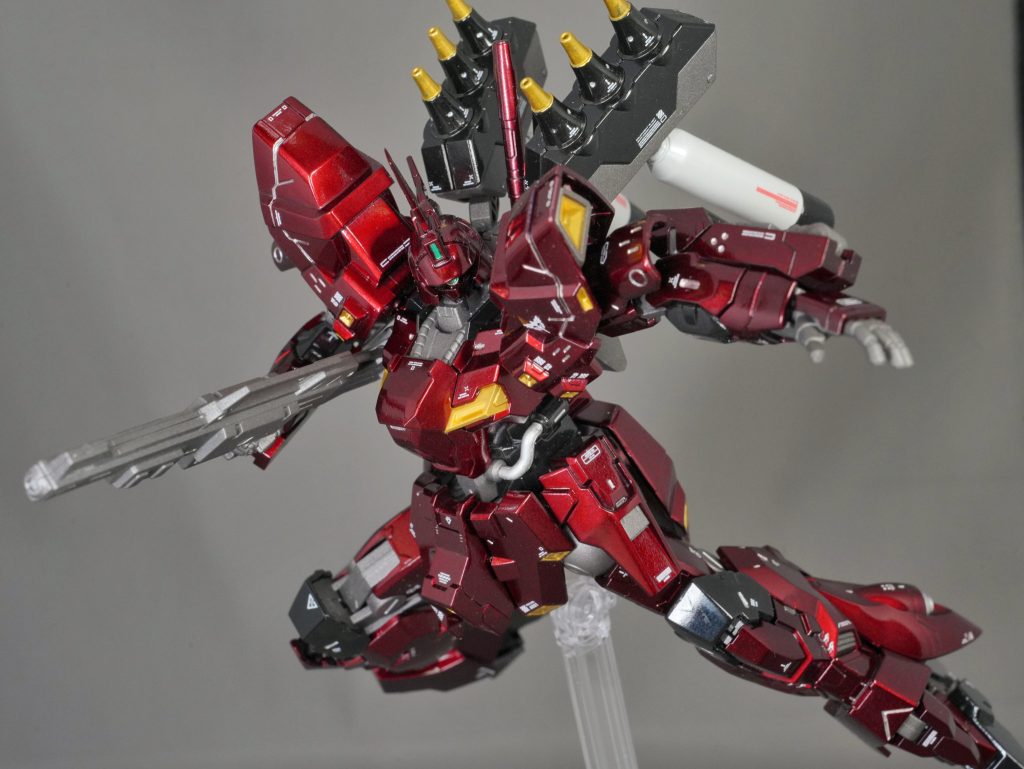 そこで思いついたのが、キャンディ塗装の下地にガイアノーツのパールシルバーを用いる方法。※ 以下、使用塗料ガイア 黒サフ → クレオス ウィノーブラック → ガイア パールシルバー → ガイア クリアレッド 黒下地にパールシルバーを吹くと、一見普通のシルバーになるのですが、光を反射しない面は下地の黒をよく透過するので、陰影強めのメリハリのあるシルバーが出来るのです。仕組みは違えど、これでソウルレッドっぽさを再現出来ないものかと。