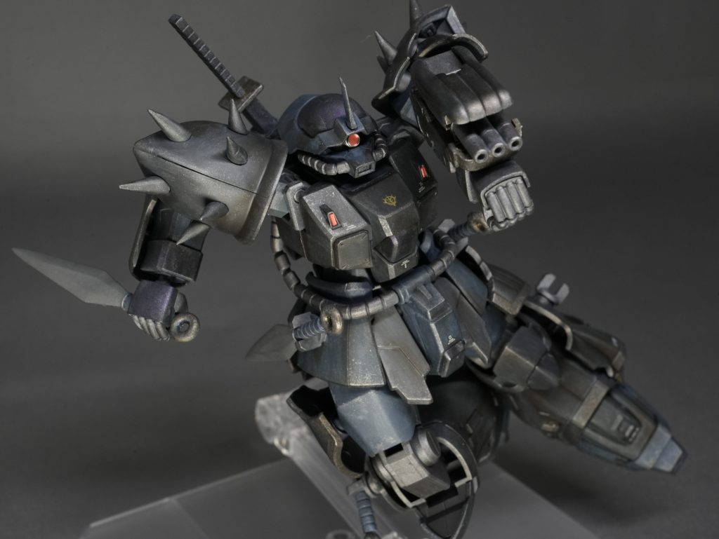 難しそうというイメージでこれまでやってませんでしたが「先端切り落としたスパイクの先にカットしたランナーを瞬間接着剤でつけて削るのみ!」なのだと・・・「いやいや、そんな上手くいくわけないべ」とダメ元で作業をはじめたら、それなりに上手く出来ちゃいました(笑)やってみるもんだな~。ついでに同じく先が丸かったカタナとクナイも延長して尖らせました。