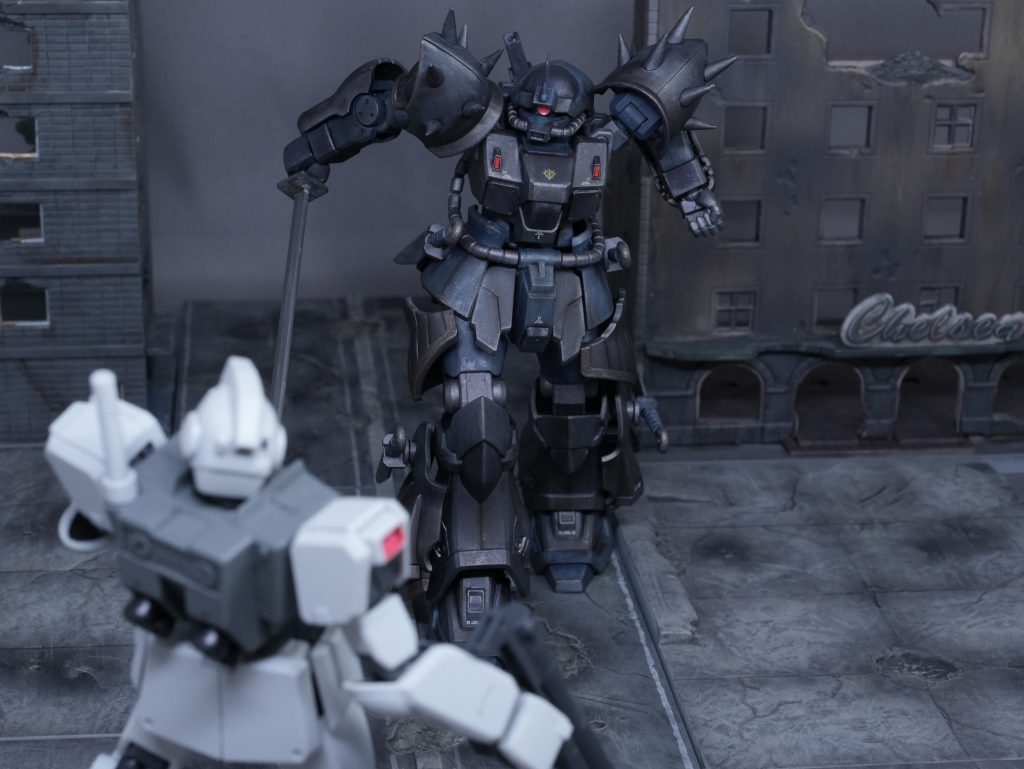 夜戦でジムに襲いかかるイフリート・ナハト!型式番号的にグフとドムの間に位置する陸戦用MSイフリート。しかし、これはケンプファーにも言えることですが、名前はもっとジオン軍っぽい濁音多めなものには出来なかったのかと・・・。