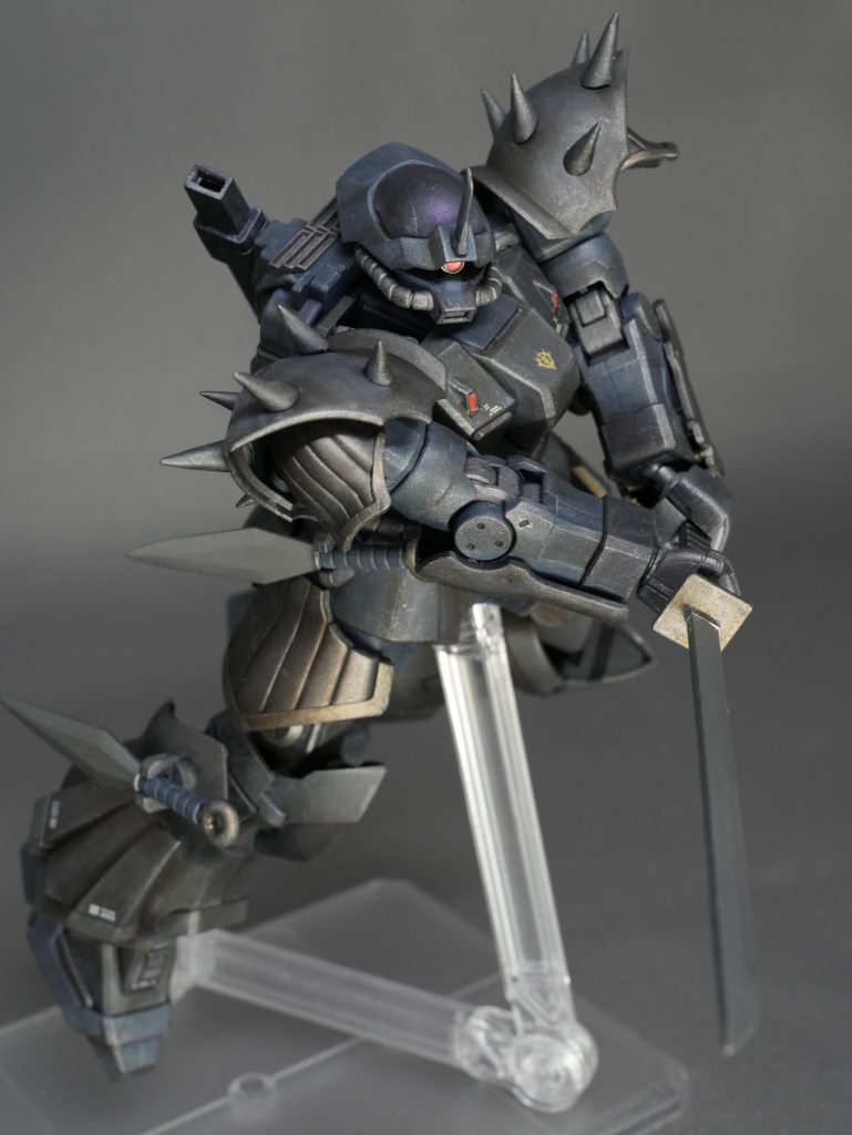 元のイフリート・ナハトは濃紺の配色ですが、様々な素材を組み合わせて作る日本の鎧をイメージして、ダーク系でありつつも質感の異なる色を集めて塗装。以下、使用塗料・・・クレオス GXグラファイトブラック、ガイア ガンメタル、クレオス ディープオーシャンブルー 、クレオス アメジストパープル、、アクリジョン アンティークゴールド。