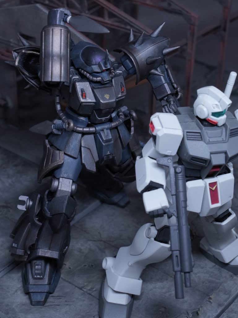 ジムの背後を取るイフリート・ナハト!キット自体は腕回りの可動が優秀で近接武器が生きます。代わりにジオン系キットの宿命で腰やモモ周りは窮屈ですが、カッコイイからオッケー!他のイフリート系キットも気になりますね!