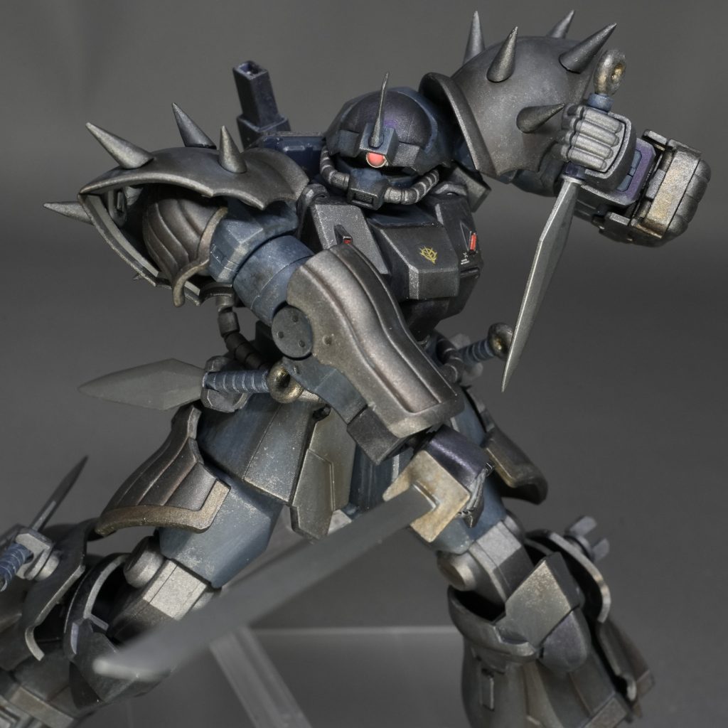 メタリックでもソリッドでもない不思議な雰囲気のグラファイトブラックが良い仕事をしてくれたし、初めて使ったアンティークゴールドは使い古した仏具のような金色でベストマッチ!ただ、塗装直後はそれぞれの色が個性発揮し過ぎてたので、ウェザリングして全体の雰囲気を整えました(汗)