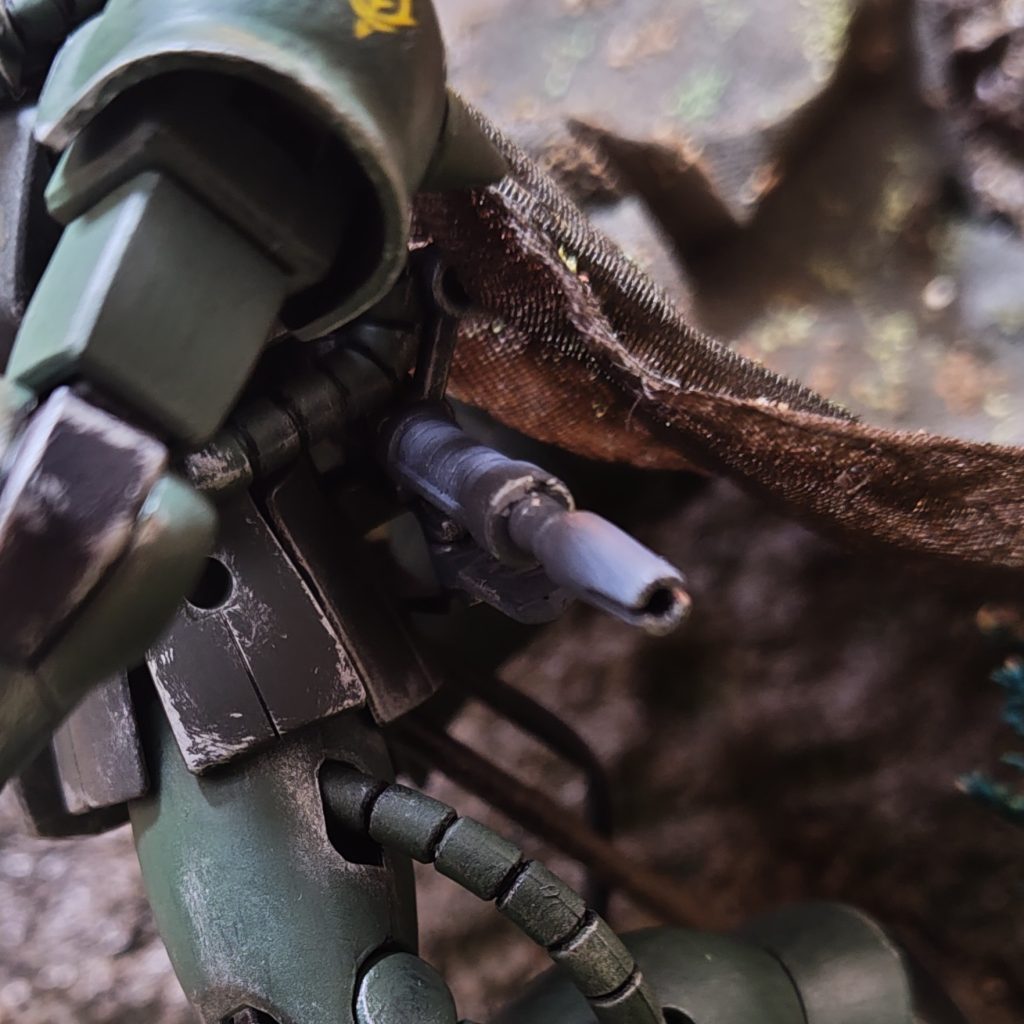 腰の武器マウントに、ザクマシンガンを忍ばせてます。