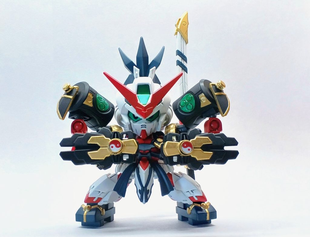 パワーアップ形態轟天ガンダムの腕とSDEXアストレイの腕、戦国アストレイの肩アーマーを使って、パワードレッドっぽくしました。