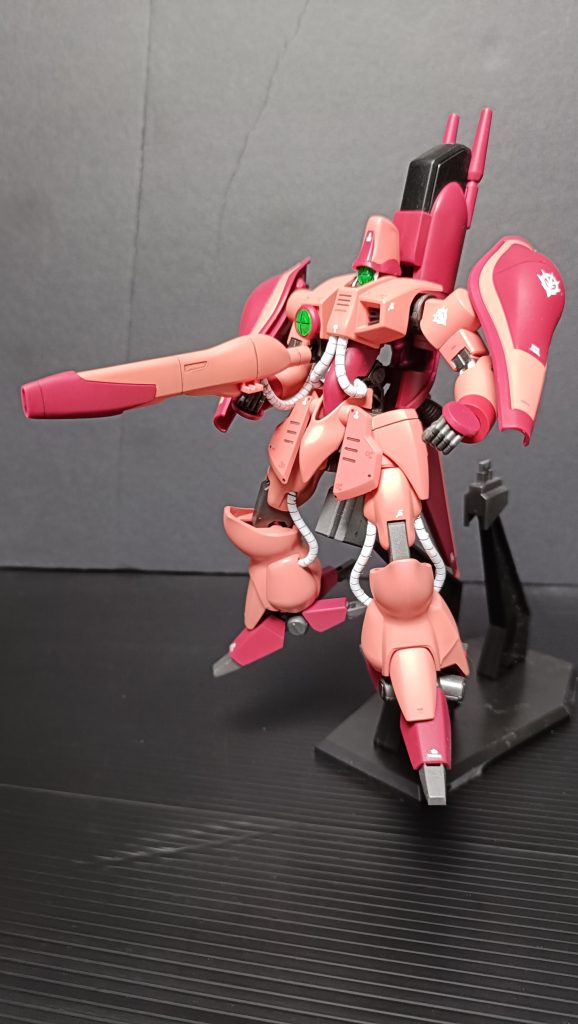 ナックルバスターの射撃ポーズ。