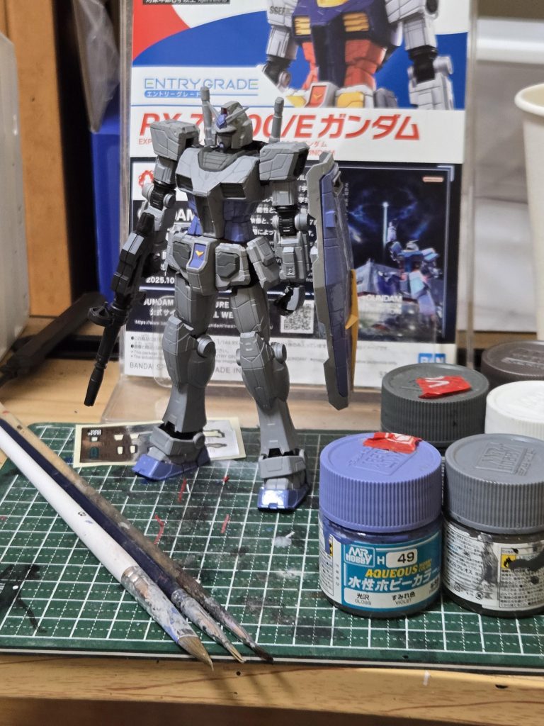 すみれ色以外はテキトーに混ぜてグレー2色作りました筆も百均筆