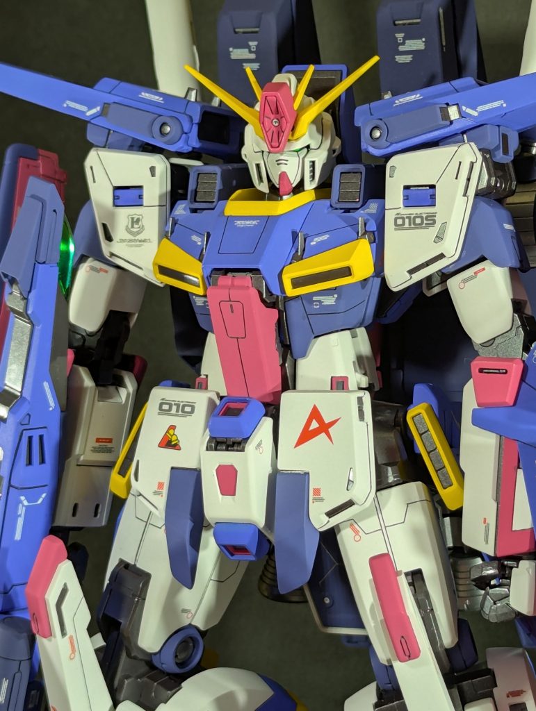 変形再現するためパーツ数も多く、フレームの作り込みも凄いですが何気に各関節がキツイ、組立する時に折れないかヒヤ汗ものでした😨でもよく再販してるのが納得のイカつカッコいいZZガンダムです⭐