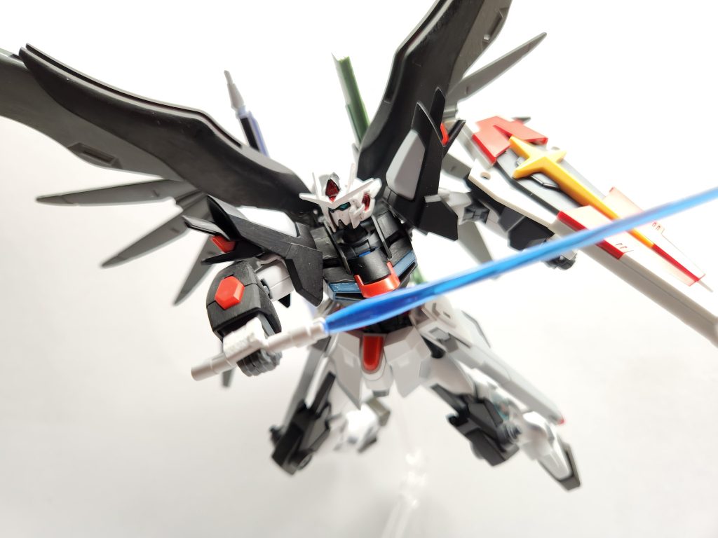 元のパラレルクアンタとは違い、多彩な武装は省かれ、選別された武装一つ一つの出力を底上げしている。シールドは伸縮可能な起動防盾を採用していたが、展開させる必要が無いと判断し、後にアンチビームシールドに変更された。