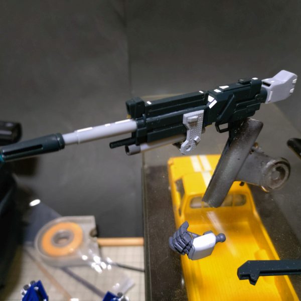 とりあえずビームライフルが形になりました。シン・マツナガ機に持たせてみた！他キットの部品を流用するとめっちゃ楽‼️（笑）他の武装も作りたくなるなぁ？（2枚目）