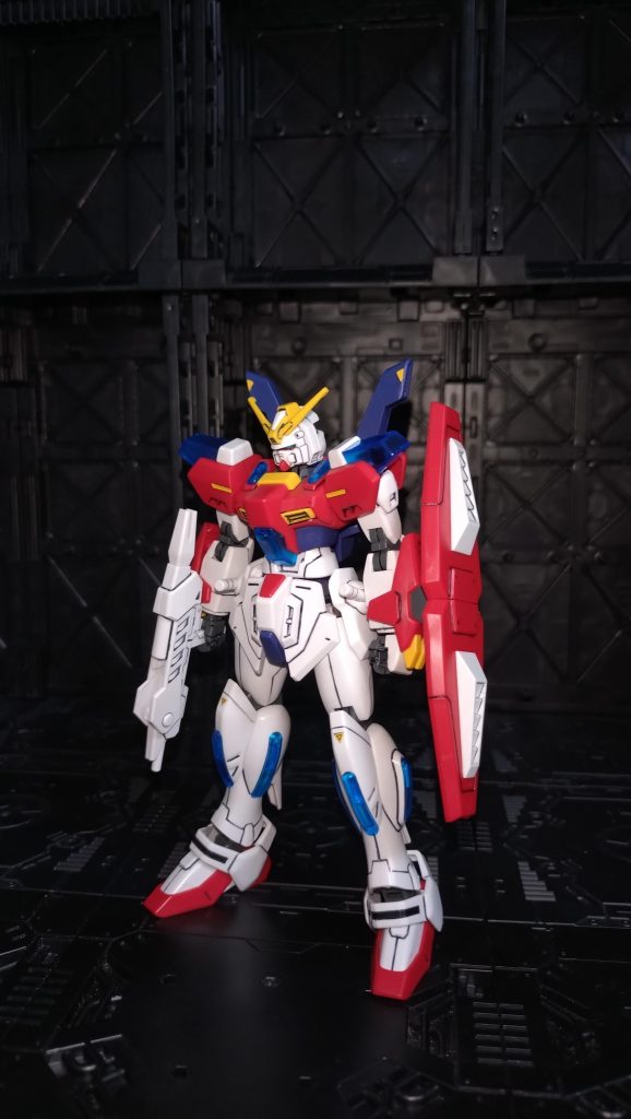 頭部と腕部と脚部はシャイニングガンダムで胴体と肩と腰部と武装等はガンダムMk-IIの面影がある。