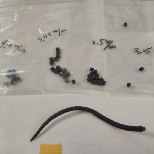 ズゴック　④本体塗装は概ね終わって、はみ出しの修正や、リタッチして、デカール貼り等のお化粧をするだけとなりますが…　果たして😅正式にはシャア専用ズゴックではないのですが、コンパチでメイジン・カワグチ仕様とシャア専用を目指したいと思ってもおります😆腕のヒートロッド(？)を作り直しました。ロケットランチャーも先細りのほうが好みなので、先端だけ変えてあります。   （2枚目）