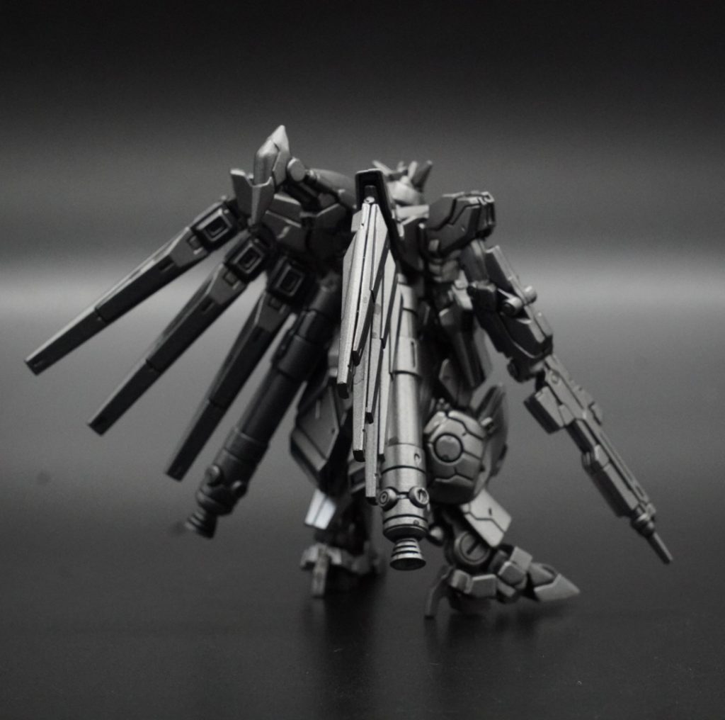 メタリック塗装の場合、下地は光沢ブラックにしますが、今回は、あまりギラギラさせずに、サーフェイサーのつや消しブラックを、そのまま下地にして、落ち着いた感じの、つや消しメタリックを、意識しました。