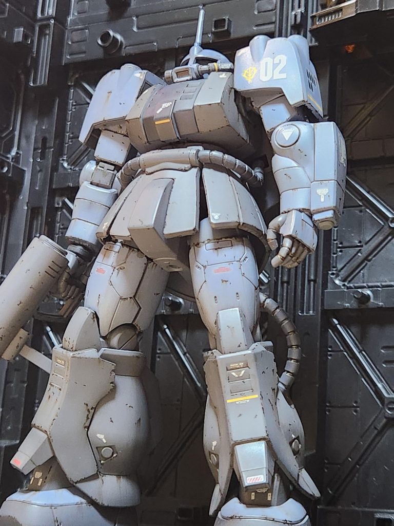 高機動試験型ザクで、ORIGINザクIIの足だけ残ってしまったので、足首下と太股外装をミキシングに使用しています。胸部はキットのままだと面一になって、メリハリが無いと感じたので、装甲パージ後とのバランスを考えて、0.3ミリプラ板を足しました。