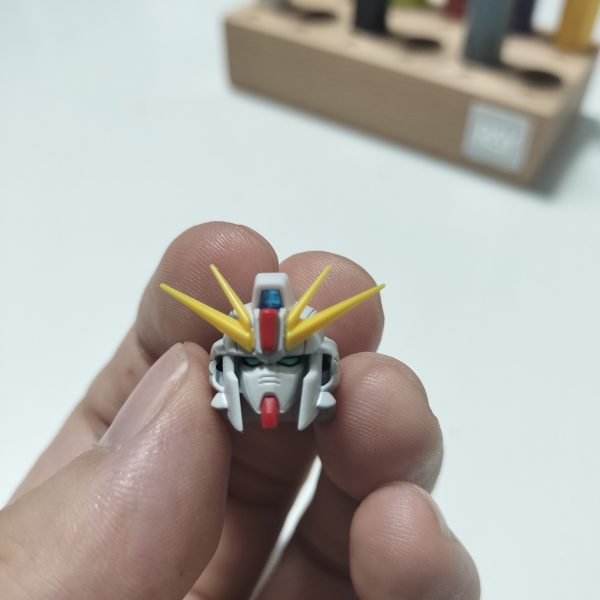 何故か今更F91イマジンを作成しました。今回(も)顔に拘りまして、最初はキットのフェイスを小型化して満足していたのですが…たまたま手元にあったEGニューとMG2.0のフェイスが同じくらいのサイズだとおもい、軽い調整をするとコレがシンデレラフィットマスクのへの字を2本にし隈取りを修正したところめちゃくちゃ好みの仕上がりになり、気がつけばスジ彫りまで入れて最後まで走り抜けていました。もうほとんど完成してますがもう少し修正してからブース撮影していきます。休憩のつもりで手をつけたら先に出来てしまったシリーズ…どうやらカトキ版によく似ていたので、EGニューを買い直したらもう今度はしっかりカトキ版に寄せて作ってみようかな(6枚目)