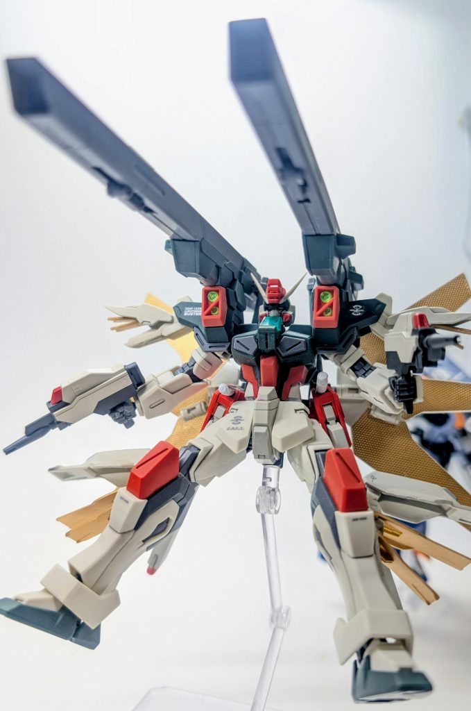 リフレクター展開した、ツインサテライトキャノン発射形態。本来DXでは腕にあったリフレクターは肩パーツに移植しました。この方がバスターの腕そのまま使えるのでそれっぽさは残るかなと。