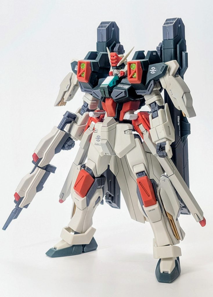 基本的にはライトニングバスターのフォルムは変えたくないなという気持ちがあったので背面6枚のリフレクターの納め方(隠し方？)が決まった時点で制作開始しましたが、ガンプラバトルあるあるの武装追加したら結局フォルム崩れましたねw まぁ色をバスターの配色にしておけばバスターっぽいでしょという甘えもありますw胸部分のクリアパーツもサテライトキャノン系の機体には必須かなということで初め普通にDXのものを移植したのだけど『いやバスターは基本角張ってなきゃ駄目だな？』という変な拘りから何かないかと探した結果30MMエスポジットβの頭部を加工しました。