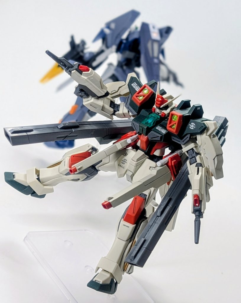 フルバーストモード。バスター本来の複列砲身多目的砲、マイフリのレール砲、同じくマイフリのビームライフルの6門同時使用。ここまでの写真でも連結してるのとしていないの2パターンが入り混じっていますがw マイフリのビームライフルを短くして取り回しの良さそうなハンドガン×2にしています。連結したときに通常のビームライフルとして使えるぐらいの感覚です。