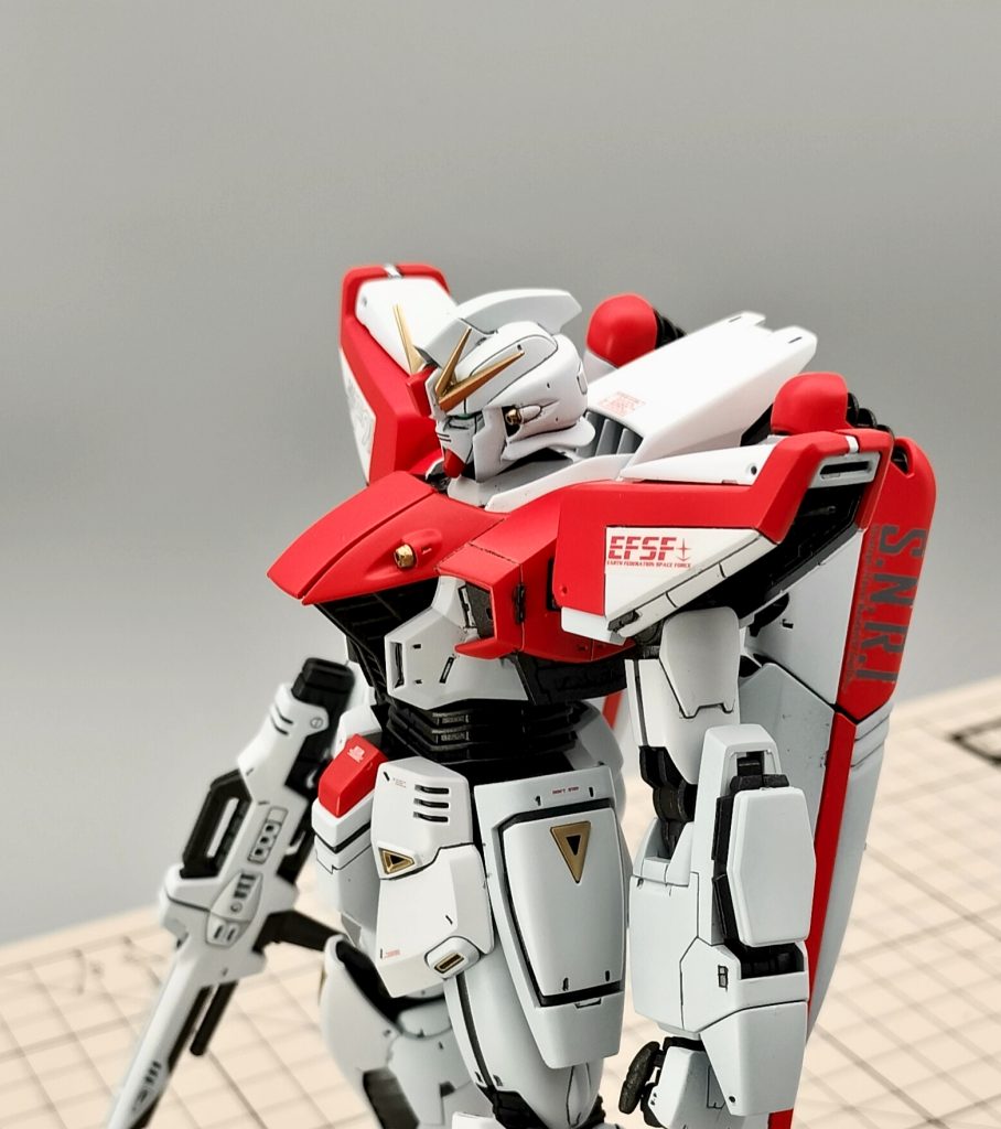 今回、海外の方のF91をリスペクトしスジボリを参考にさせてもらいました。学ぶは真似ぶで、筋彫りのキッカケなど本当に勉強になりました。肩の赤いEFSFはver1.0のテトロンシールヴェスバーのSANRYはガンダムデカールを頑張って擦りつけましたが失敗してしまいました…あれ難し過ぎるよ