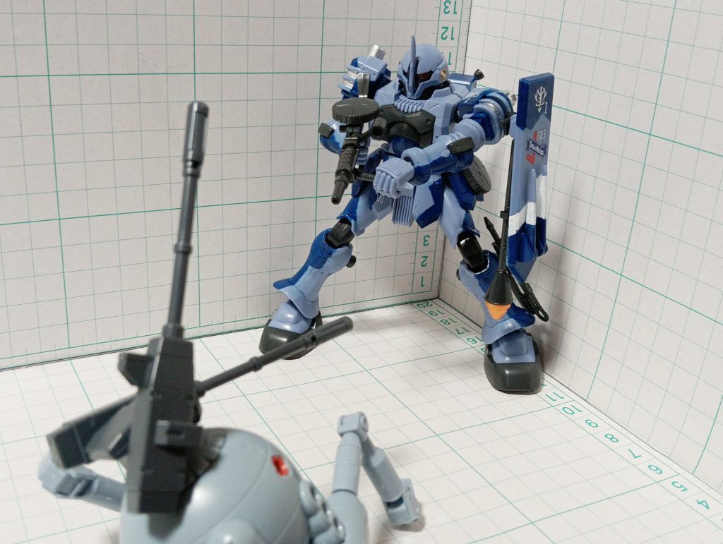 hgucボールと合わせてジークアクスでシャア専用ヅダが登場して話題になったので､買えるか心配でしたが買えたので安心しました｡付属品多め､割と昔のキットですがモノアイも可動､対艦ライフルも格好良く､とても満足度の高いキットでした!