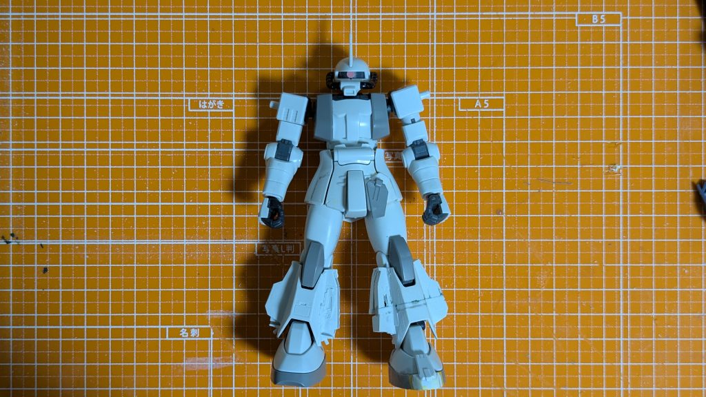 まずスタイル改修首二の腕軸腹部スネ部それぞれ2mm延長サイドスカートが前方向に干渉するので切り欠いて前スカートに接合。飾りには本来キットのバックパックのスタビライザーを。まずは左半身だけ施工して左右比較。