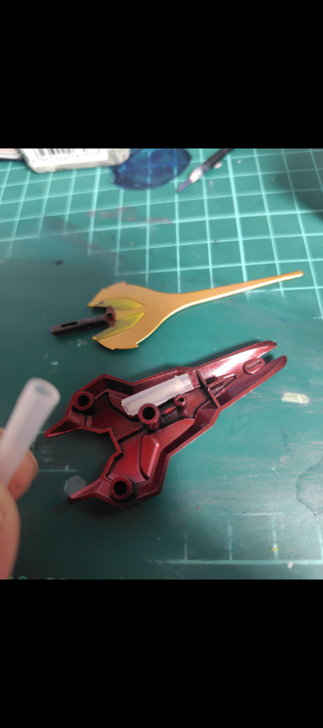 シールドの裏にチューブを両面テープで固定しました