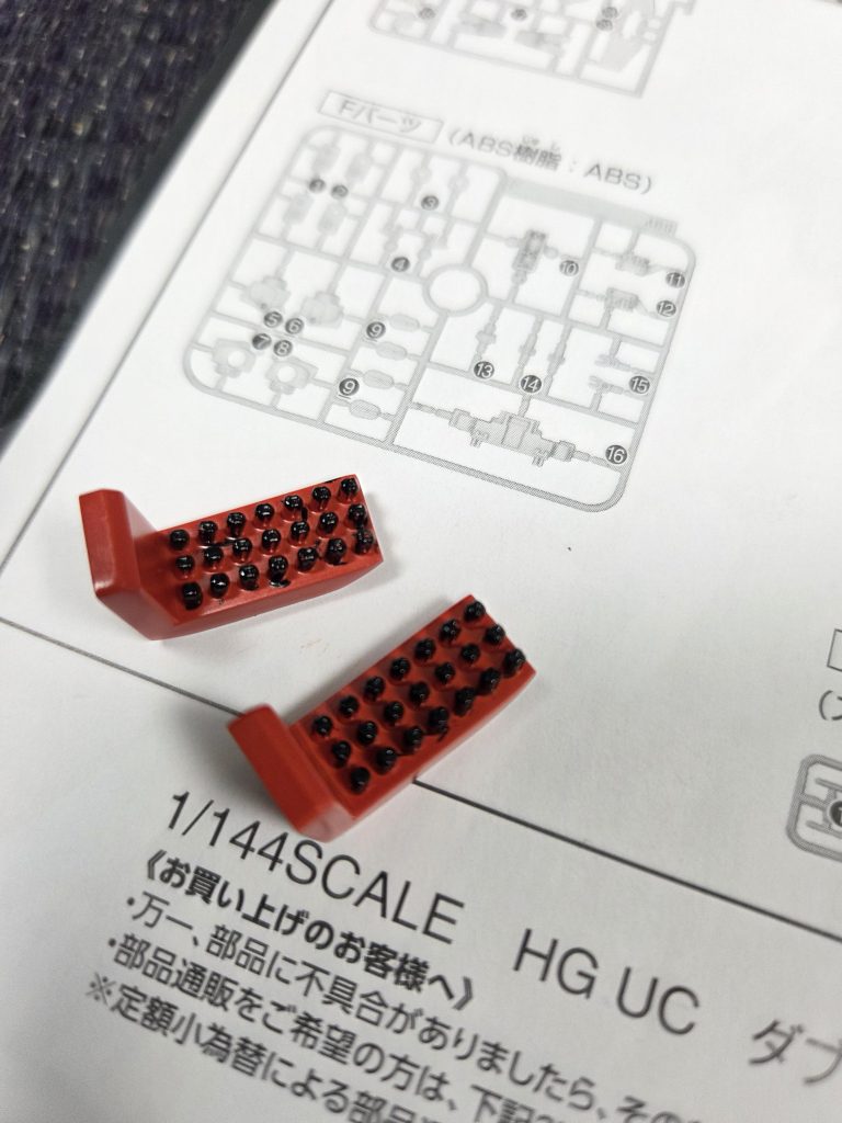 ミサイルポッドの黒い部分は、筆塗りで乗りきりました