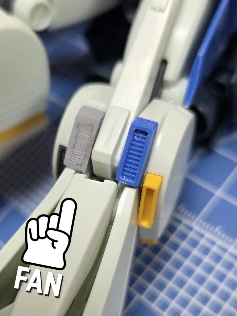 膝の青いパーツ、似せて作りましたが、精度がアマアマですが、雰囲気重視でヨシとしました(-_-;)