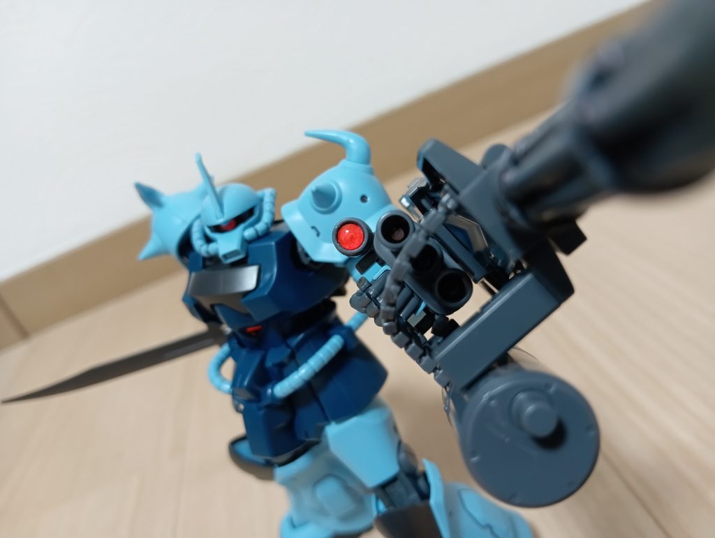 三連装ガトリングとモノアイはクリアパーツをつけたのですがなんともわかりにくい結果に…