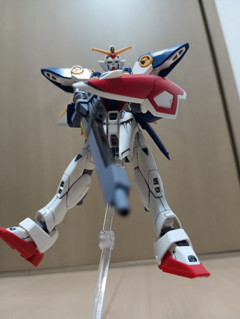 トサカ部分のカメラ?部をグリーンのランナーから切って貼ってみたんですが失敗してちょっとだけ出張ってしまいましたこれは俺のミスだ…!!