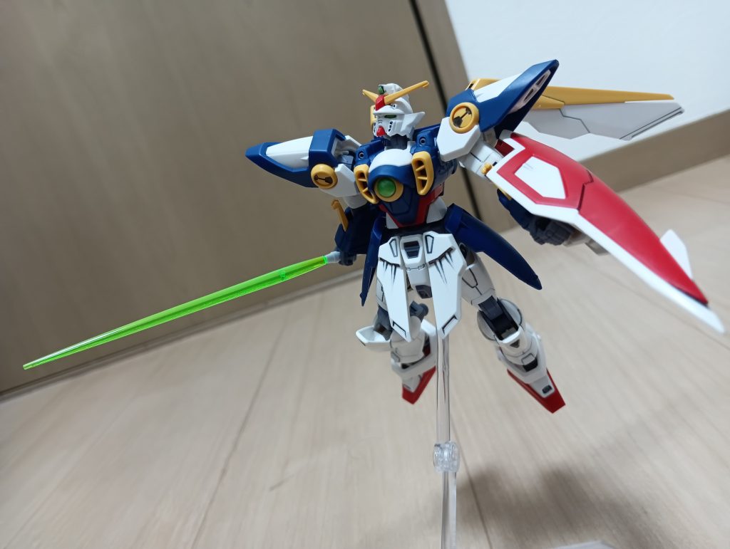 EGのウイングガンダムにはビームサーベルは付属しないのですが、他のガンプラから拝借すれば当然ビームサーベルを持つことができますよね
