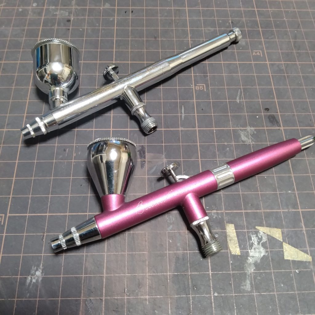 作品名：百里の塗装前なのですが！<p>上が長らく使ってきたタミヤのスーパーファイン0.2なのですが現在ニードルを痛めていて！互換性のあるニードル探していて製作が止まってます！😅下が過去に2、3度使って気に入らなかったエアテックスのビューティー4なのですが永眠 […]</p>
