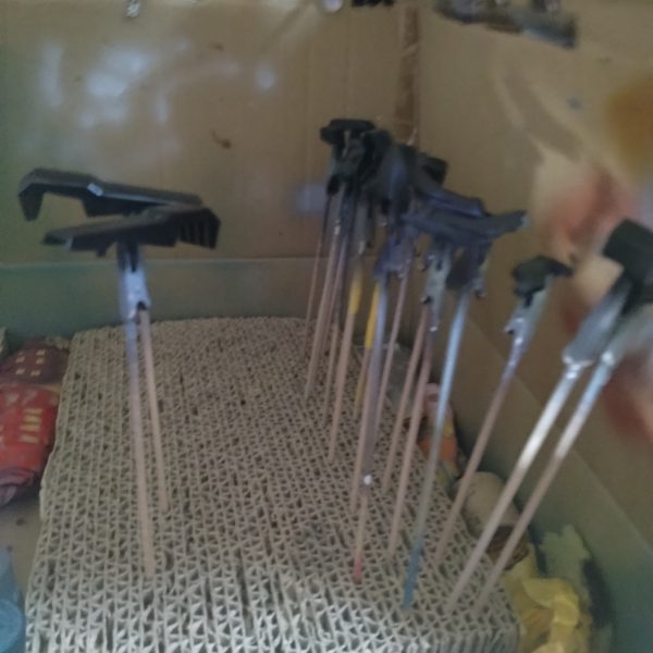 取り敢えずはエアブラシ塗装が終わりました！一応黒立ち上げしてるものは、サフ、ブラック、本色の順で塗装しました！😀まぁいつも通りの塗装です！めちゃくちゃ間を空けた割にはやり出すとエアブラシ塗装は数時間後で終わりました！😅一応筆塗りまで終わったつもりですが後から塗り残しがあれば対処しようと思います！今回はここまでで！次からは墨入れしてから組み立てをやります！😄（5枚目）