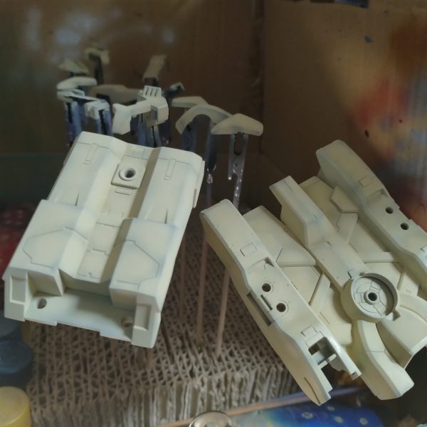 取り敢えずはエアブラシ塗装が終わりました！一応黒立ち上げしてるものは、サフ、ブラック、本色の順で塗装しました！😀まぁいつも通りの塗装です！めちゃくちゃ間を空けた割にはやり出すとエアブラシ塗装は数時間後で終わりました！😅一応筆塗りまで終わったつもりですが後から塗り残しがあれば対処しようと思います！今回はここまでで！次からは墨入れしてから組み立てをやります！😄（4枚目）