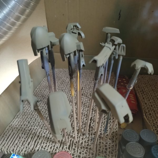 取り敢えずはエアブラシ塗装が終わりました！一応黒立ち上げしてるものは、サフ、ブラック、本色の順で塗装しました！😀まぁいつも通りの塗装です！めちゃくちゃ間を空けた割にはやり出すとエアブラシ塗装は数時間後で終わりました！😅一応筆塗りまで終わったつもりですが後から塗り残しがあれば対処しようと思います！今回はここまでで！次からは墨入れしてから組み立てをやります！😄（3枚目）