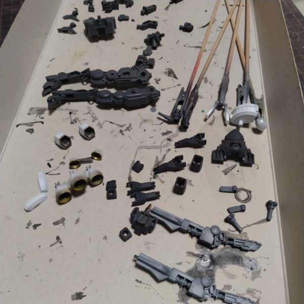 取り敢えずはエアブラシ塗装が終わりました！一応黒立ち上げしてるものは、サフ、ブラック、本色の順で塗装しました！😀まぁいつも通りの塗装です！めちゃくちゃ間を空けた割にはやり出すとエアブラシ塗装は数時間後で終わりました！😅一応筆塗りまで終わったつもりですが後から塗り残しがあれば対処しようと思います！今回はここまでで！次からは墨入れしてから組み立てをやります！😄（2枚目）